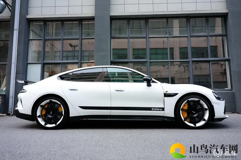 男生女生一起插插插：插电混动：男女车主共同追求的环保新宠-1