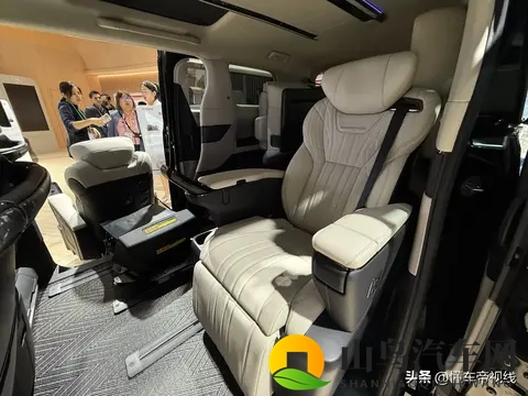 男男跪床  被 网站：双人屈膝于寝具，遭平台曝光-3