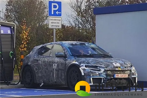 理想设计总监称法拉利纯电车与理想 i 系列设计相似-1