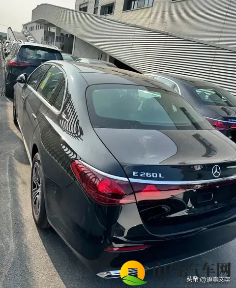 观察一下周围，你会发现，豪车车主们似乎更倾向于选择高配车型。-1