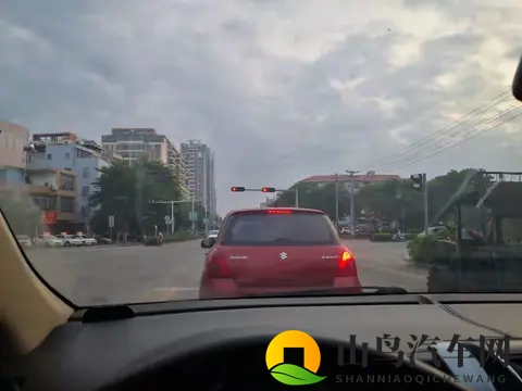 等绿灯有必要挂N挡吗？吃过亏的司机都这样做，安全又不伤车！-2