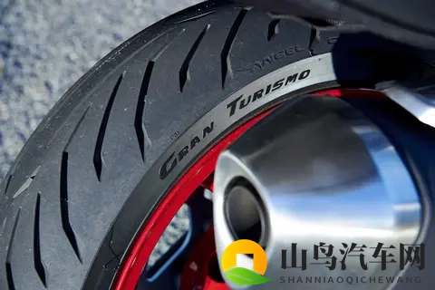 铃木推出 700 跨界车 V2 SV-7GX-1