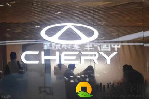 奇瑞汽车在张家界天门山进行极限挑战测试时,车辆失控撞坏护栏-1