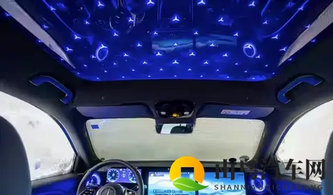 全新一代梅赛德斯-奔驰GLB内饰官图发布 搭载三连屏设计-2