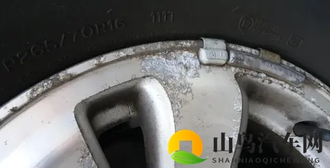 为什么说洗车的时候不要贪小便宜擦轮胎油？-3