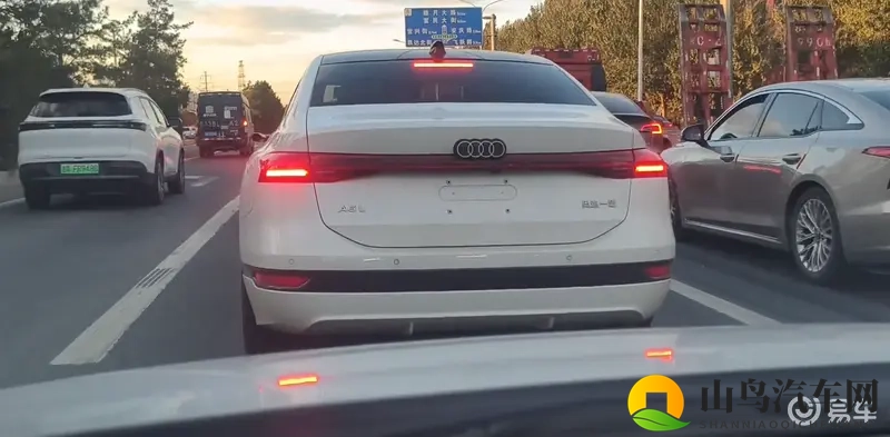全新国产奥迪A6L无伪实车现身，白色车漆毫无违和感-1