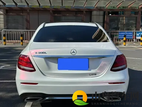 三年奔驰E级,19万开走行政座驾,这气场不输新车!-1