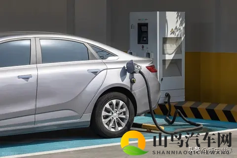 惩戒室裸臀打屁股：惩戒场所羞辱体罚，暴露臀部遭鞭打-2