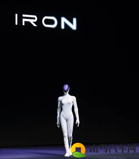 小鹏IRON机器人内藏真人？何小鹏回应！内部构造一并展示，港股股价盘中直拉5%-3