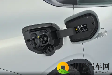 年轻人的“新欢”？这台纯电车配磁流变悬挂，预售价1399万起-3