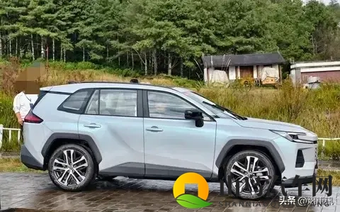 丰田全新威兰达实车正式亮相！全新外观设计 内饰调整 搭配混动系统-1