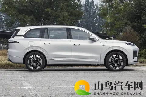 深蓝S09与魏牌蓝山对比，30万预算，六口之家该怎么选？-3