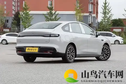 10万级家轿怎么选？650km续航+激光雷达，这台的确有点料-2