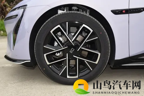 阿维塔06：华为加持，内外兼修，年轻人的第一台车选它准没错-1