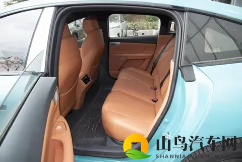 东风奕派eπ007+到店，全系标配激光雷达+8295芯片，还带电动尾翼-2