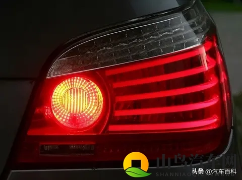 为什么前雾灯是黄色，后雾灯是红色？平时可以开雾灯辅助照明吗？-2