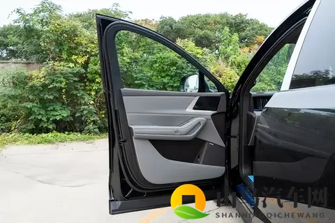 6座+防晕车,这台插混SUV真的是为家庭量身打造的吗?-2