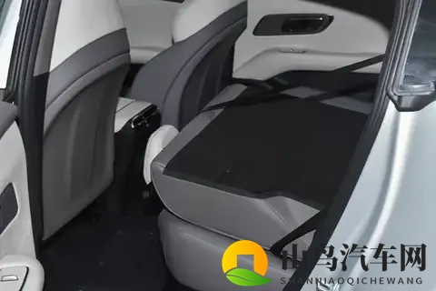 实拍深蓝L06，运动外观+宽敞空间，科技配置拉满，值得一看-3