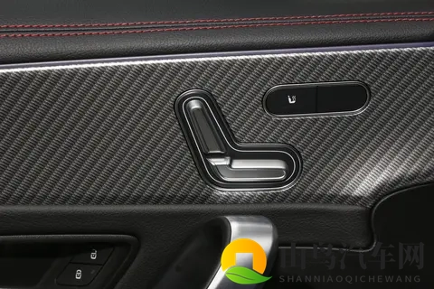 新款上市：20万买奔驰，内饰豪华，油耗低，带64色氛围灯-3