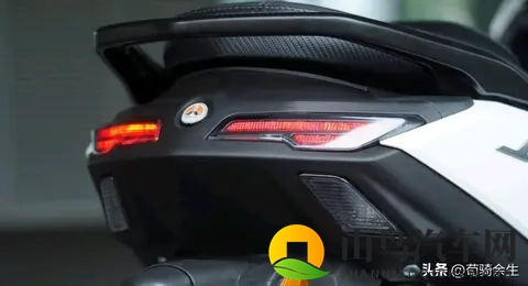 7980元买水冷150+ABS+TCS?这款平踏板把小排量配置卷到新高度!-2