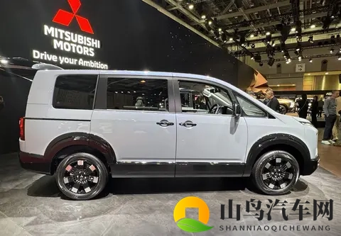 三菱新款四驱越野MPV亮相，侧滑门，2+3+2座椅，搭载2.2T柴油动力-2