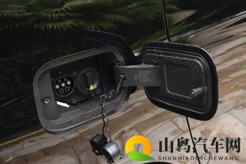 全家满员不挤！魏牌高山7亏电油耗才715L，2000MPa钢车身够扎实-1