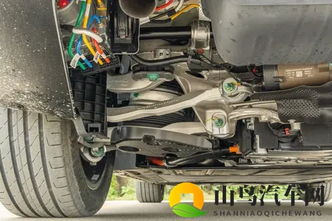 TA来了，无需动手，脚踩AR图标开后备箱，腾势N8L让优雅成为习惯-2