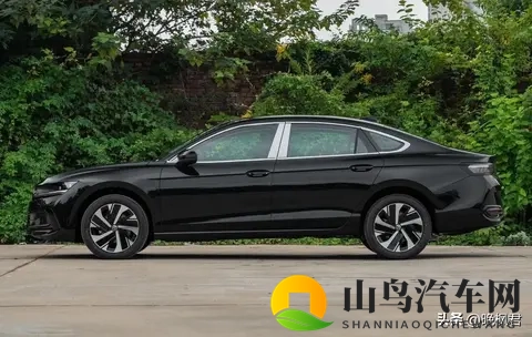 全新迈腾方向盘换实体键 车企纠结触控与实用 老车主急了:钱白花了-1