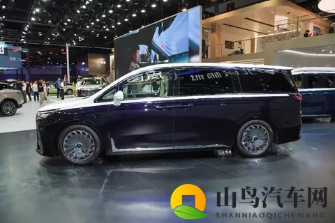 26款岚图梦想家乾崑系列,动力强劲、空间宽敞、配置丰富-1