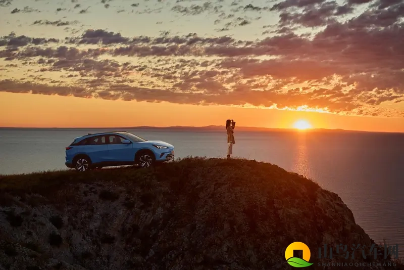 极狐阿尔法T5对比比亚迪元PLUS，谁才是更明智的选择？-1