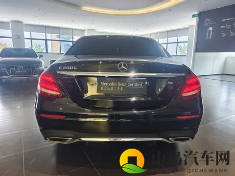 在床上打扑克：床上娱乐，欢乐扑克时光-3