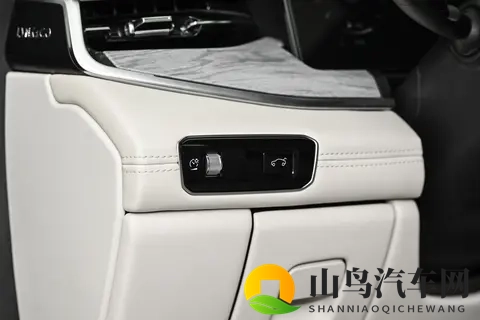 拥抱SPA，拒绝被定义:2026款领克09与燃油豪华的“现代复古”之路-1