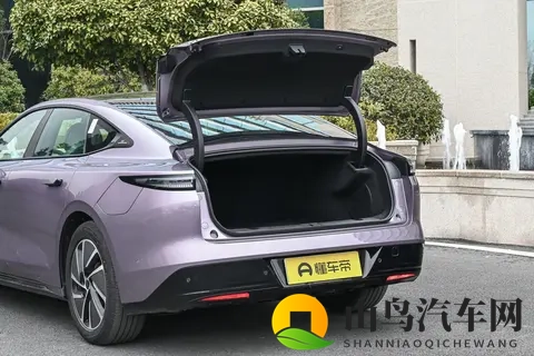 兼顾续航与操控：2025 款星纪元 ES 增程版 Ultra 四驱旗舰解析-2