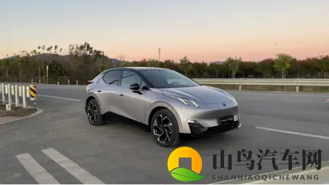 银色领克Z20街头现身，是新品预告还是个性改装？-1