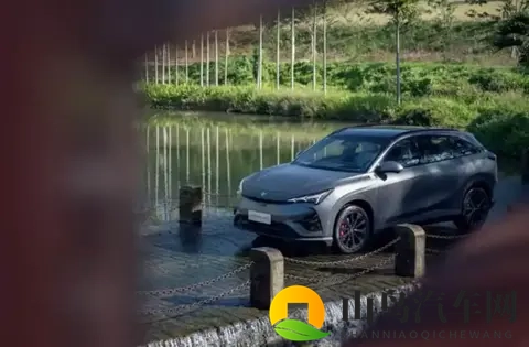 极狐T5纯电版吊打尚界H5：麦格纳制造+81%高强钢，耐用又安心-2