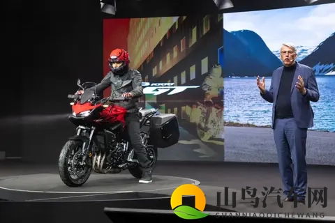 米兰车展丨HONDA CB1000GT 发布，会和自家NT1100冲突？-2