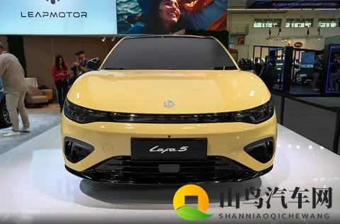 开始玩操控了,零跑lafa5钢炮车型,218马力电机会有乐趣?-1