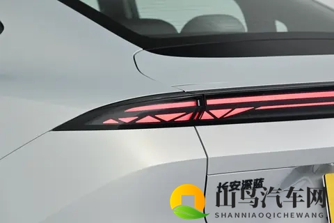 深蓝L06:预售刚开,1399万起就让中型纯电轿跑圈子热闹起来了-1