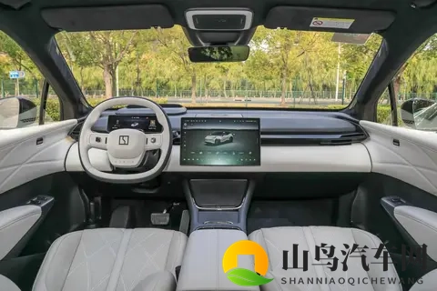 后驱+入门340马力，全系400V快充，限时1458万起，新款极氪X上市-2