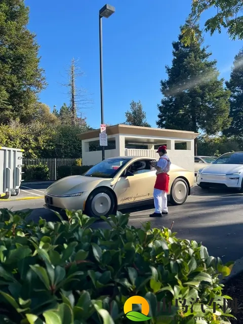 进博会炸场！特斯拉Cybercab无方向盘，21万可体验！-3