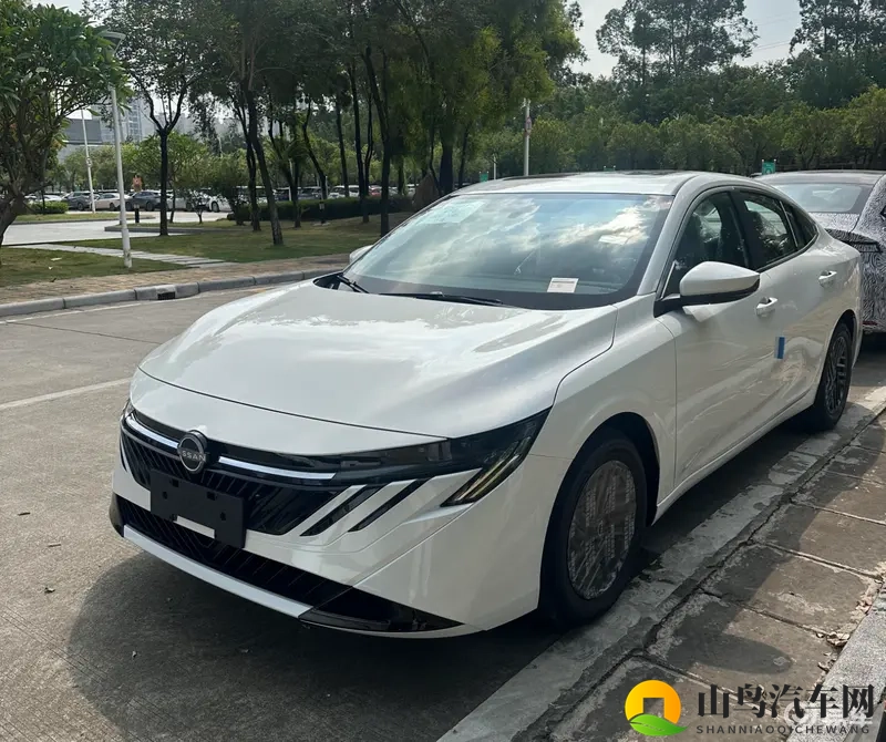 全新一代轩逸实车，尺寸升级+新前脸，配贯穿尾灯+双联屏-1