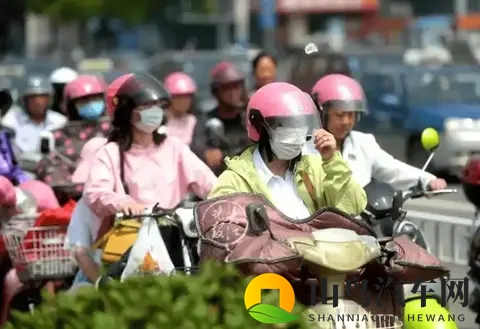 《骑车上路必须戴头盔,你同意吗?》-1