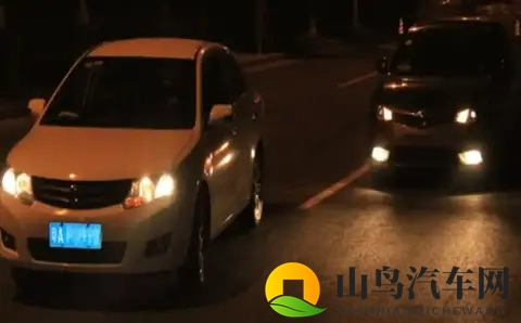 交警提醒：汽车大灯闪三下是重要暗语！不懂最好别开夜车-1