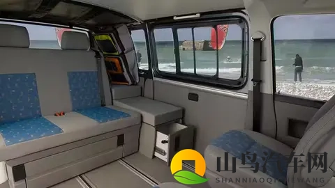 白色脚上浓浓的精华液怎么用:白色精华液涂抹在脚上,如何正确使用?-3