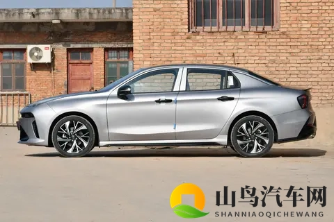 10 万级燃油车卷疯了！第三代领克 03 带智能 + 性能，竟卖白菜价？-3