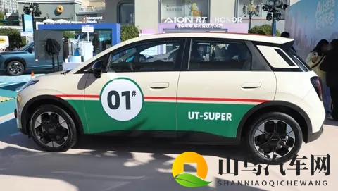 终于来了，京东首款车实车亮相，1号车拍出7819万-1