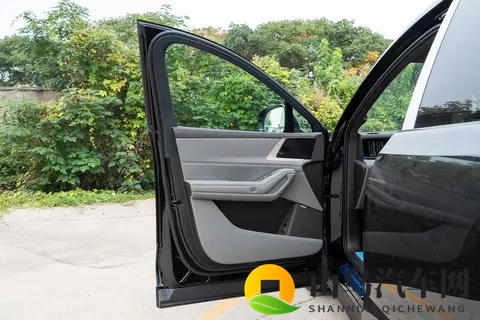 家庭出行的可靠伙伴：腾势N8L深度体验分享-2