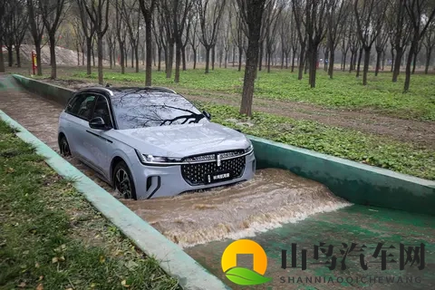 家用商务越野三不误 场地试驾2026款林肯航海家-2