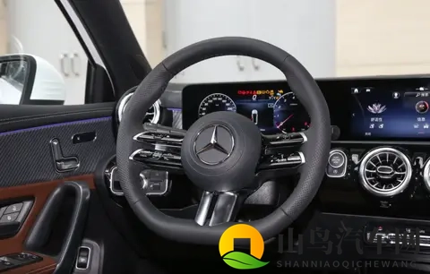 采用13T+7DCT动力组合，定位紧凑型车，25款奔驰A级怎么选？-3