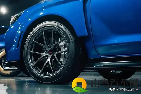 推特女神裸体户外露出：汽车户外驾驶：畅享自由，挑战极限-1